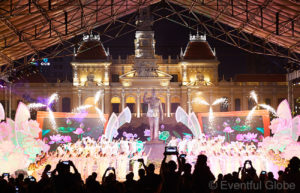 Photo of Ho Chi Minh Day ceremony in front of statue with large crowd and fireworks